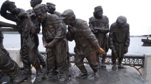 Бурлаки на Волге в Самаре на набережной.