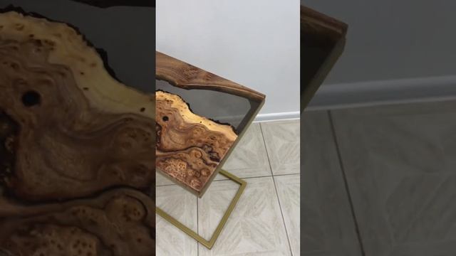 Придиванный стол с черной рекой
