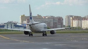 Редкий, для омского аэропорта самолёт - Boeing 737-500