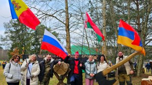 Первая интернациональная команда на Чемпионате по колке дров среди СМИ. Лукашенко открыл событие!