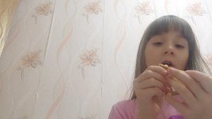 ем. еду ложкой
