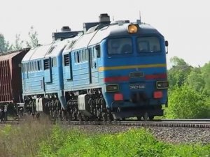 2М62У-0360 (РЖД/Окт, ТЧ-31 В. Луки, 2Д49) с грузовым поездом