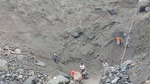 Строительство, оползень произошел из за  множества камней на склонах утёса