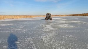 Гусеничный вездеход на льду