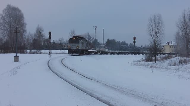 M62-3518* (ECCO Rail/Polska, "Caterpillar") с порожним контейнерным поездом (ст. Брест-Северный)