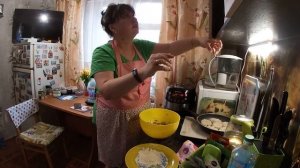 Котлеты из селедки. Незатейливая кухня Анжелины Джоли. Готовим вместе с Анжелиной.