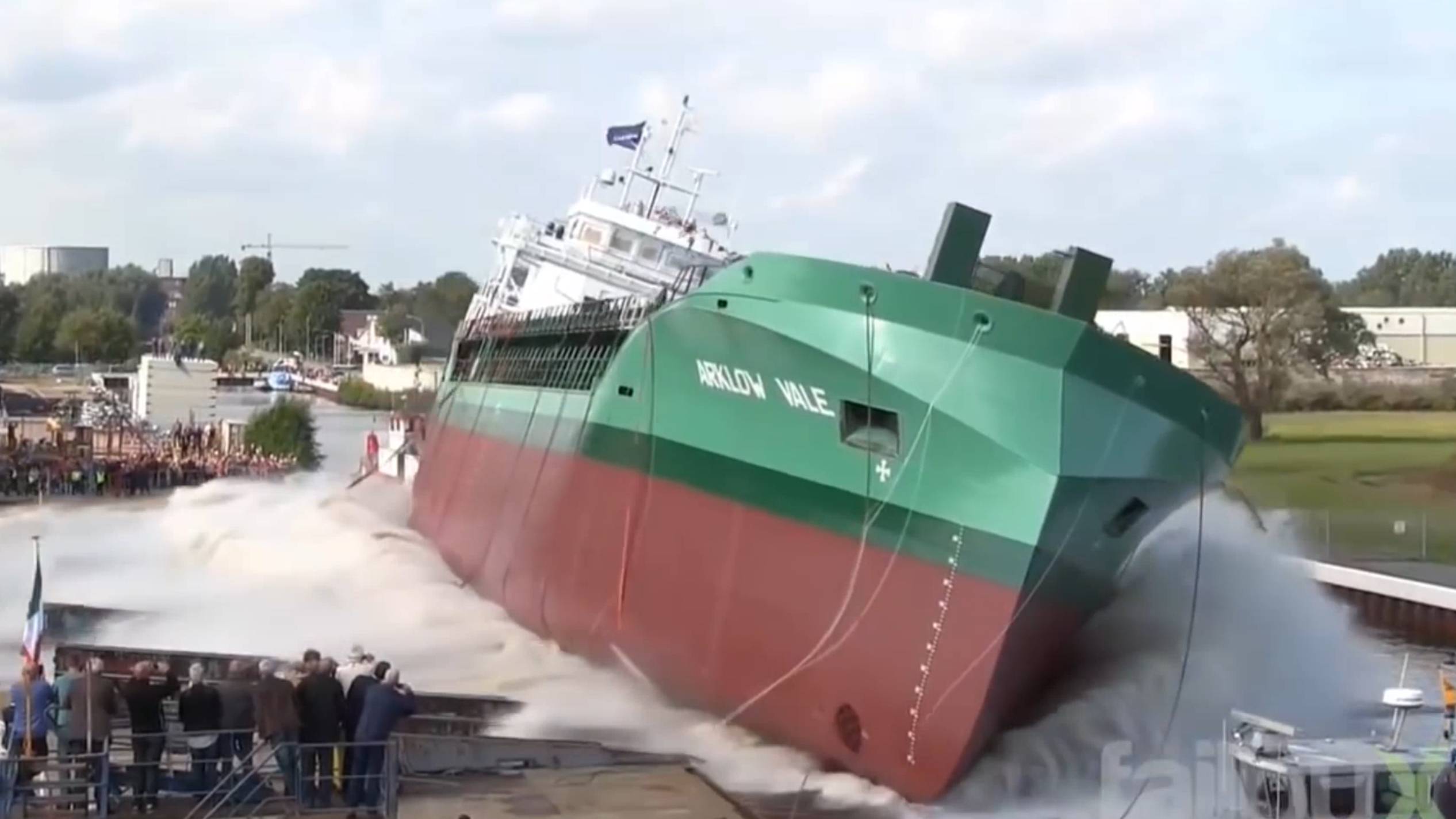 От стапеля до моря: Самые зрелищные спуски на воду! смотреть онлайн