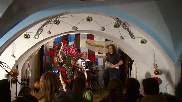 ЛУКЕРЬЯ И ДЕТИ СТАКАН ЧАЯ