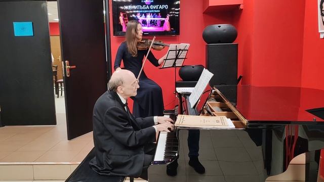 Фойе Московского театра иллюзии. Скрипка Наташи Шаповаловой перед началом спектакля.
