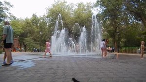 Дети играют в фонтане в Парке Аттракционов, Спартановка, Волгоград 16 июля 2024 года