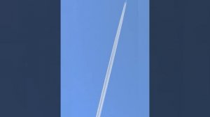 Кто любит наблюдать за облаками и следом самолёта в небе?☁️☁️☁️✈️