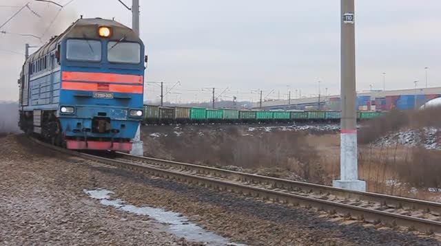 2ТЭ116У-0031 (РЖД/Окт, ТЧ-18 Дно) с грузовым поездом заходит на Среднерогатскую с Витебского хода