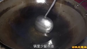 【陕北霞姐】霞姐到菜地里割韭菜,回家做鸡蛋泡泡吃,口感蓬松暄软比油条还好吃