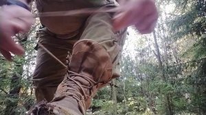 Правильный узел на обуви.