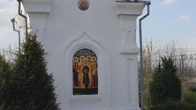 Часовня Царственных страстотерпцев рядом с железнодорожной станцией Покров.