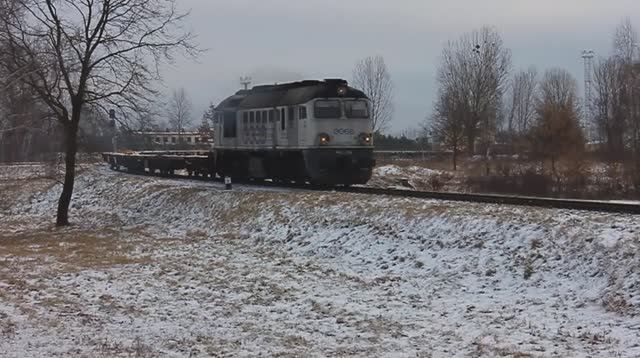 M62-3518* (ECCO Rail/Polska, "Caterpillar") с порожним контейнерным поездом (ст. Брест-Северный)