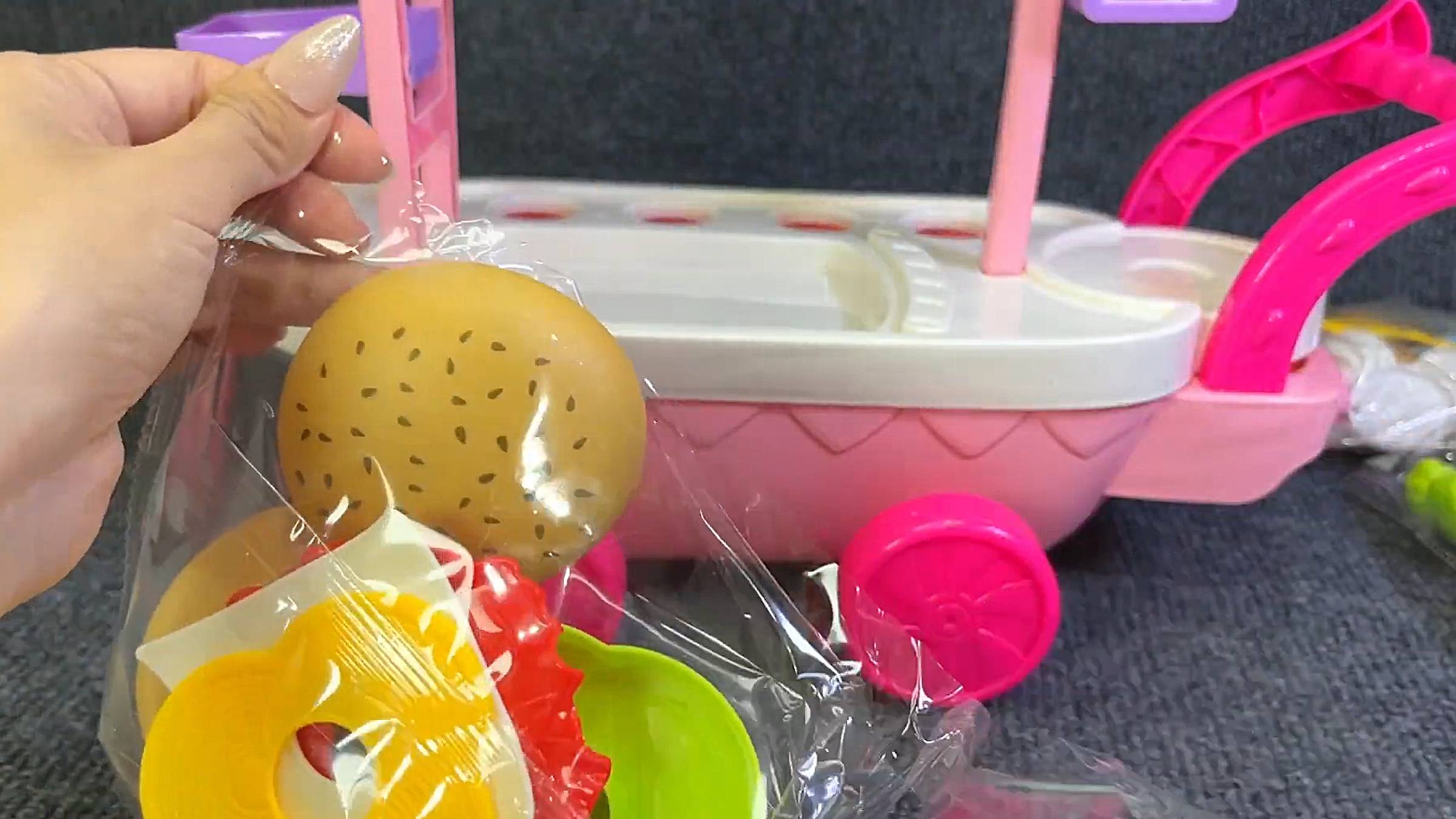 Мультики для малышей. Развивающие игрушки. Распаковка игрушки-тележки с мороженым и чизбургером смотреть онлайн