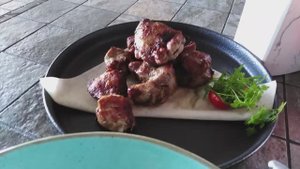 ЗАШЛИ ПОЕСТЬ В КАФЕ НА НАБЕРЕЖНОЙ СОЧИ. ПОЕЛИ НА 3000. МЯСО - НЕ ШАШЛЫК. ОТДЫХ В ЛАЗАРЕВ. ИЮЛЬ 2023.
