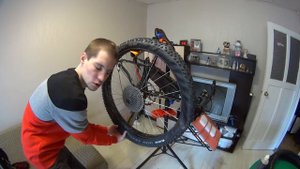 Установка Schwalbe Rocket Ron Evo бескамерно , испытываем герметик JOE'S Super Sealant