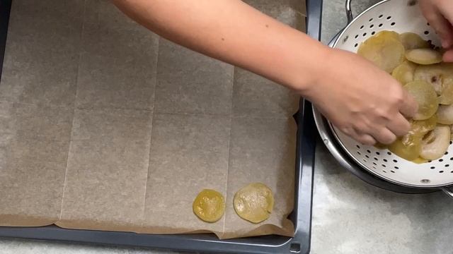 КАК ПРИГОТОВИТЬ ЯБЛОЧНЫЕ ЦУКАТЫ ИЗ ЯБЛОК В ДОМАШНИХ УСЛОВИЯХ? Вкусное лакомство к чаю в духовке