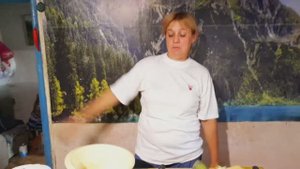 Готовлю омлет из кабачков в деревне.
