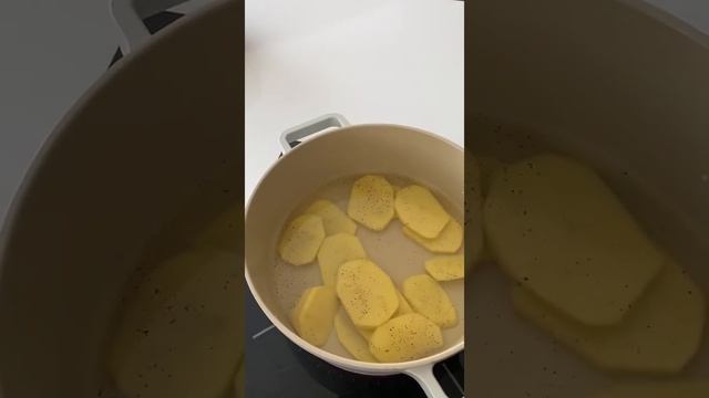 Деревенская запеканка с копченой курицей и сыром