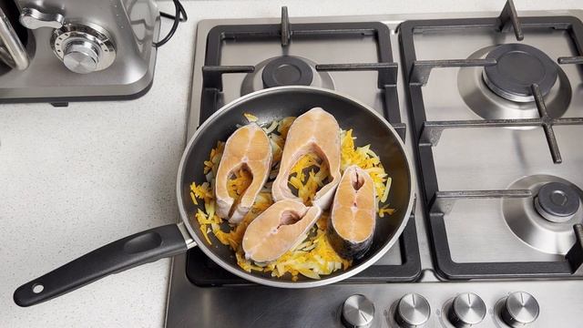 КАК ПРИГОТОВИТЬ ГОРБУШУ ТУШЕНУЮ С ЛУКОМ И МОРКОВЬЮ НА СКОВОРОДЕ? Вкусная красная рыба с овощами