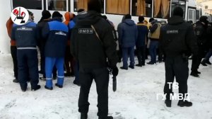 Приставы выдворяют мигрантов.