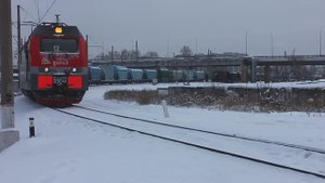 2ЭС4К-004 (РЖД/Окт, ТЧ-21 Волховстрой) с грузовым поездом выходит на СПб-Варшавский ход