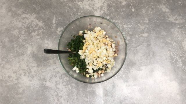 КАК ПРИГОТОВИТЬ САЛАТ ИЗ КОНСЕРВЫ ГОРБУШИ? Салат из консервированной красной рыбы, лосося смотреть онлайн