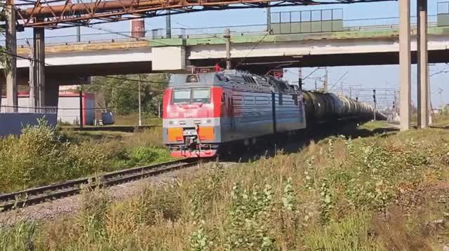 2ЭС4К-048 (РЖД/Окт, ТЧ-21 Волховстрой) с грузовым наливным поездом выходит со ст. Ручьи