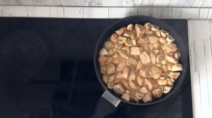 КАК ПРИГОТОВИТЬ СВИНИНУ В СМЕТАННОМ СОУСЕ НА СКОВОРОДЕ С ГРИБАМИ? Тушеное мясо на ужин!