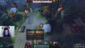 DOTA2 играет девушка
