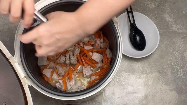 КАК ПРИГОТОВИТЬ РАССЫПЧАТЫЙ ПЛОВ В МУЛЬТИВАРКЕ? Ароматное и вкусное блюдо со свининой на ужин