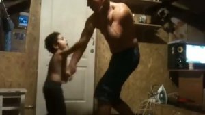 Как ребенок испугался превращения халка))) Ржач))).MOV