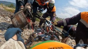 Подъем носилок во время тренировки с вертолетом