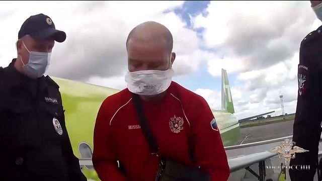 В аэропорту Толмачево полицейские задержали авиадебошира смотреть онлайн