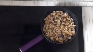 КАК ПРИГОТОВИТЬ САЛАТ ГРИБЫ АНАНАС СЫР?    Мясной салат с шампиньонами ананасами и сыром.