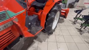 Где проверить уровень на тракторах Kubota L1 серии