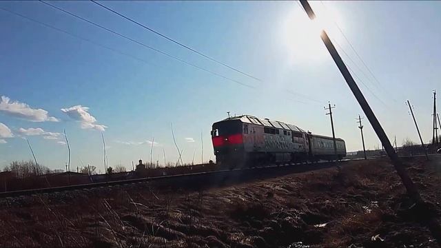 "Помощник красава".Тепловоз ТЭП70-0275 с пригородным поездом и супер-приветливой бригадой. смотреть онлайн