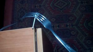 Чудеса физики. Вилки на спичке.