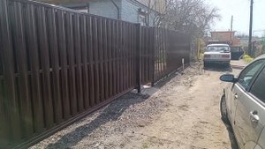 Откатные ворота, калитка и забор из евроштакетника.