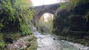 33. Снова на зиму в Абхазию. День 33, часть 2, 8.11.2024. Три котла, монастырские мосты и песни