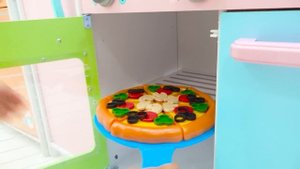 Дети учатся готовить пиццу и помогать друг другу
