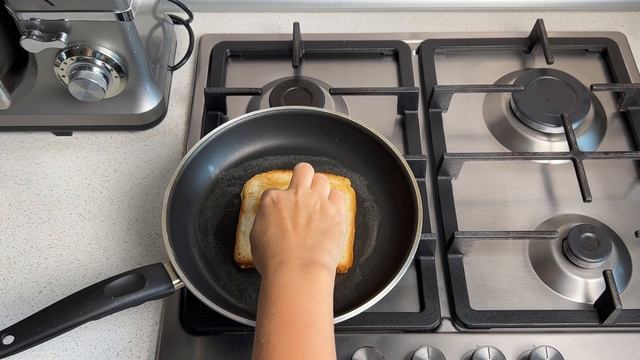 КАК ПРИГОТОВИТЬ БУТЕРБРОДЫ С ЯЙЦОМ И СЫРОМ НА СКОВОРОДЕ? Сытный и вкусный завтрак на скорую руку