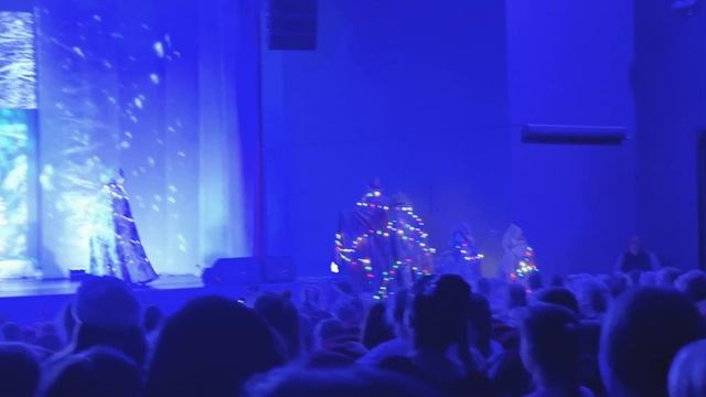 Рита на новогоднем спектакле и в школе скорочтения IQ007. смотреть онлайн