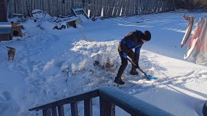 Воскресный день.Чистим снег.Топим баню.