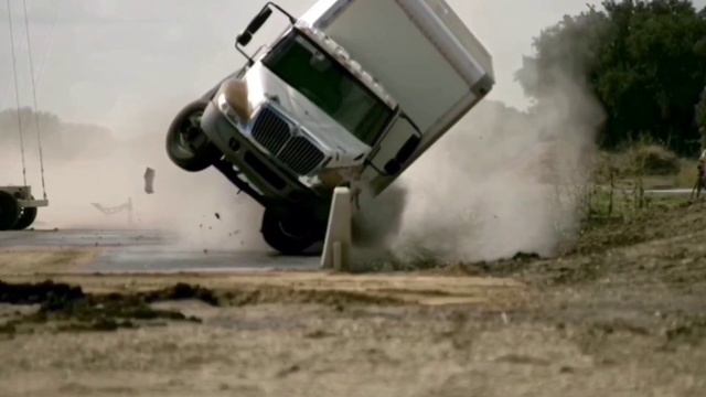 Залетел в отбойник  краш- тесты .Crash Tests Of Road Barriers#crashtest