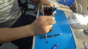 iPhone разбор и замена батареи