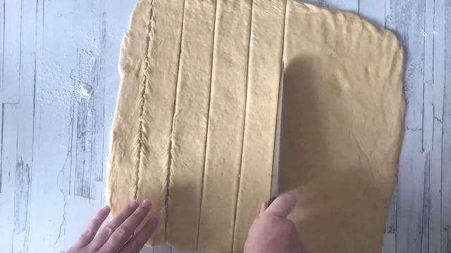 КАК ПРИГОТОВИТЬ СОСИСКИ В ДРОЖЖЕВОМ ТЕСТЕ В ДУХОВКЕ? Простая и вкусная выпечка на быстрый перекус